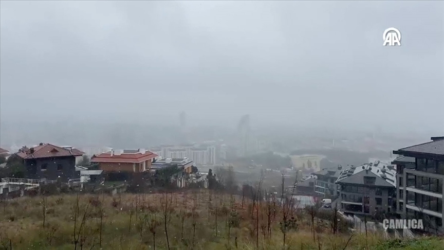 İstanbul'un bazı ilçelerinde aralıklarla kar ve sulu kar yağışı etkili oluyor