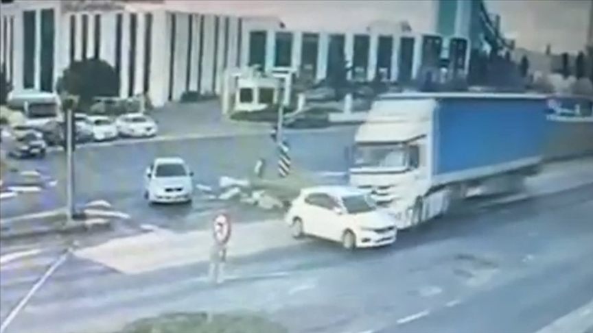 Tekirdağ'da tırla otomobilin çarpıştığı kaza kamerada  