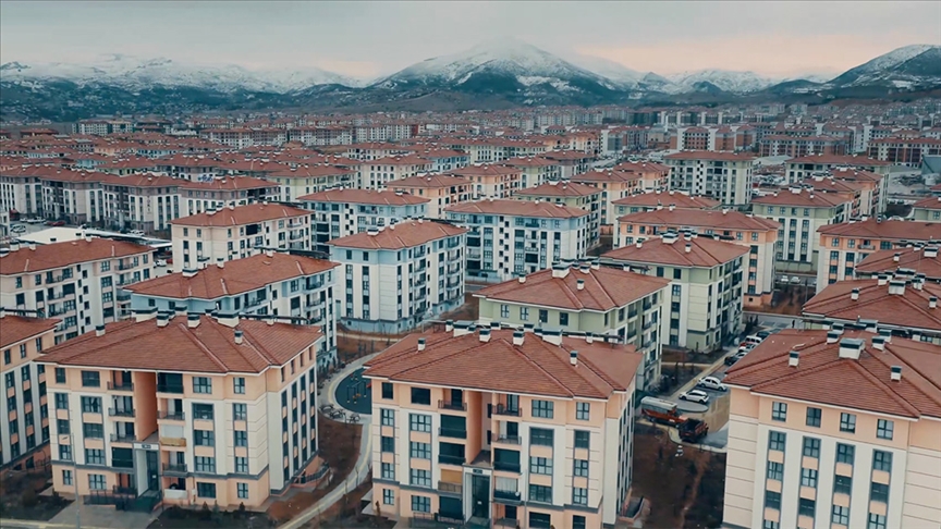 Bakan Kurum, Asrın İnşa Seferberliği'ni konu alan "Bu Başarı Türkiye'nin" adlı filmi paylaştı