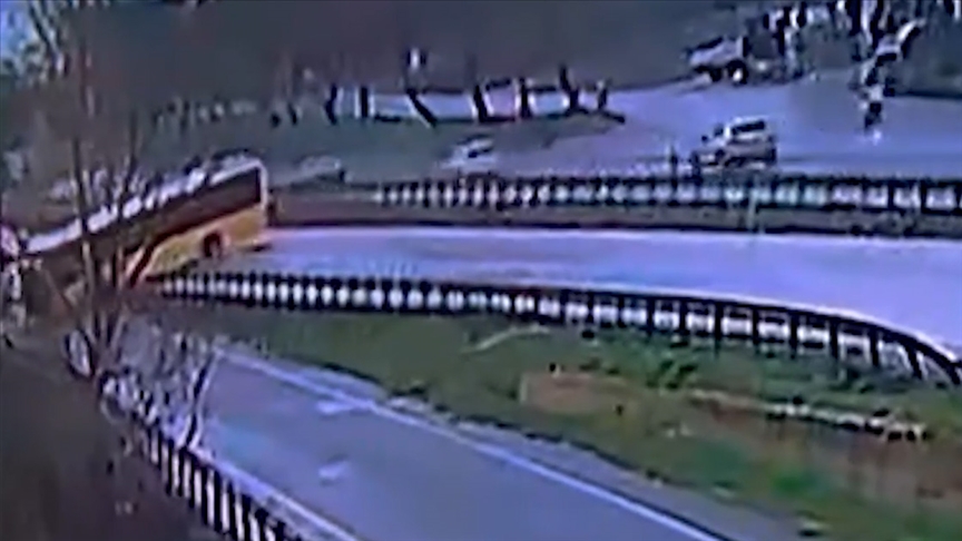 Büyükçekmece'de İETT otobüsü yol kenarındaki bariyere çarptı