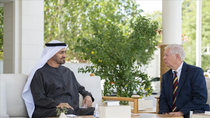 رئيس الإمارات يبحث مع سيناتور أمريكي تعزيز الشراكة والتطورات بالمنطقة