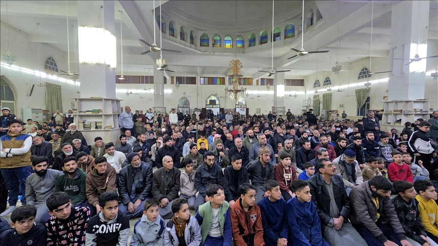 سوريون يقيمون أول صلاة تراويح بعيدا عن سيطرة "قسد"