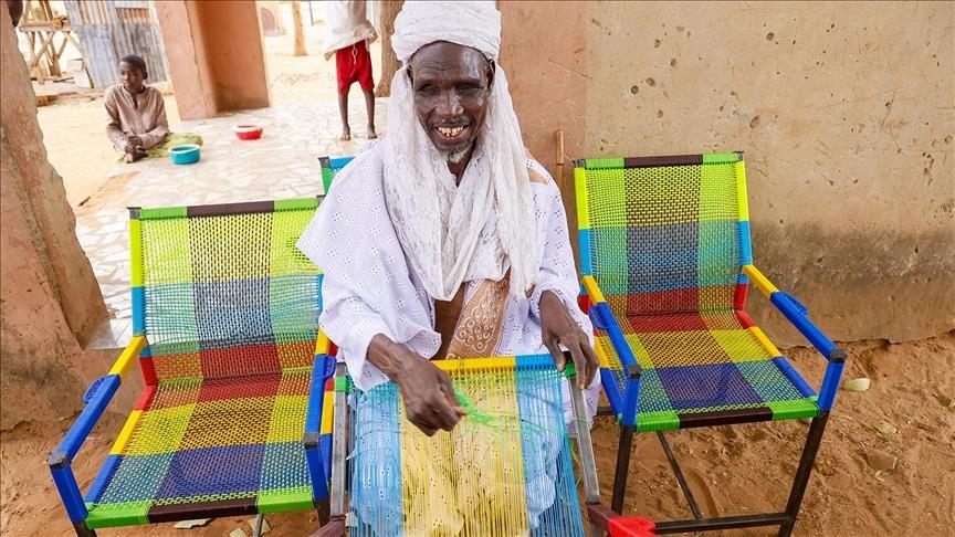 Оштетениот вид не го спречи: Нигериски занаетчија изгради живот со свои раце