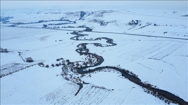 Kars'ta karla kaplanan menderesler dronla görüntülendi