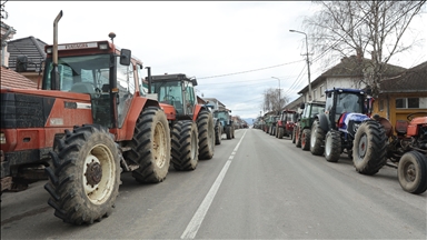Fermerët prodhues të qumështit bllokojnë rrugën kryesore në Serbi për shkak të çmimit të ulët të grumbullimit