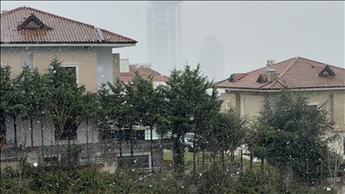 Li hin navçeyên Stenbolê berf û şilope dem demî dibare