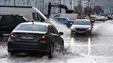 İzmir'de su basan ev ve iş yerlerinde tahliye çalışmaları yapılıyor
