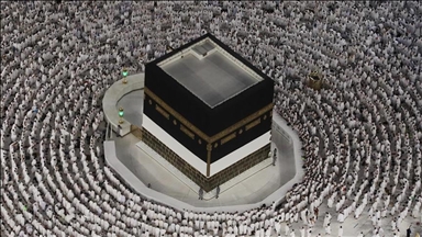 مع دخول رمضان.. الحرم المكي يتزين بطواف المعتمرين و"إفطار الخير" 