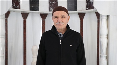 Mahallesindeki caminin kapısını 20 yıldır hem ibadet hem de temizlik için aralıyor