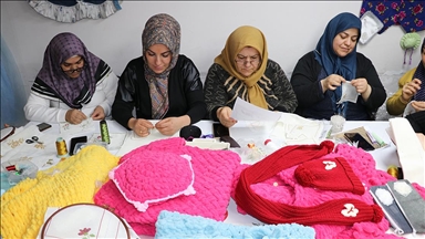 Atık tekstil ürünleri gönüllü kadınların elinde giyim eşyasına ve aksesuara dönüşüyor