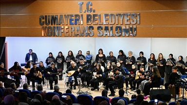 Belediye başkanının bağlamasıyla eşlik ettiği ilçe halk korosu unutulmaz şarkıları seslendiriyor