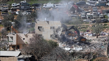 3 Palestinians wounded in attack by illegal Israeli settlers north of East Jerusalem