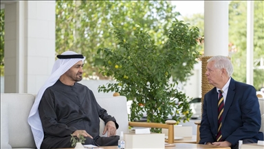 رئيس الإمارات يبحث مع سيناتور أمريكي تعزيز الشراكة والتطورات بالمنطقة