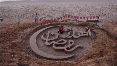 Gazzeli sanatçı sahilde "Hoş geldin ramazan" yazısıyla umudunu yansıttı