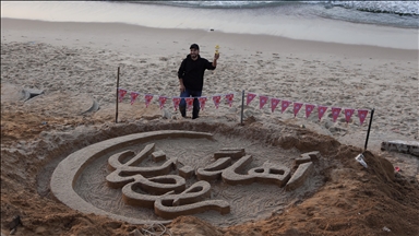 Umjetnik na obali Gaze ispisao poruku dobrodošlice mjesecu ramazanu