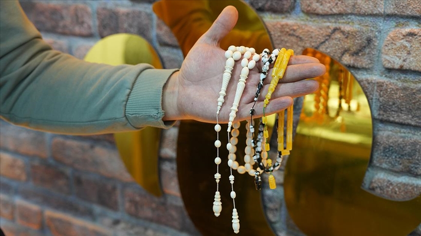 Merakla başladığı tespih yapımını atölyesinde sürdürüyor