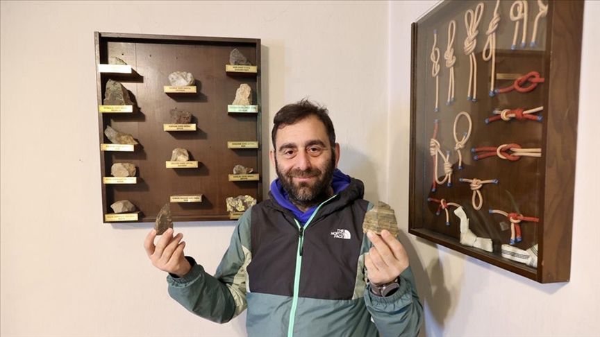 Tırmandığı zirvelerden topladığı taşları kafesinde sergiliyor