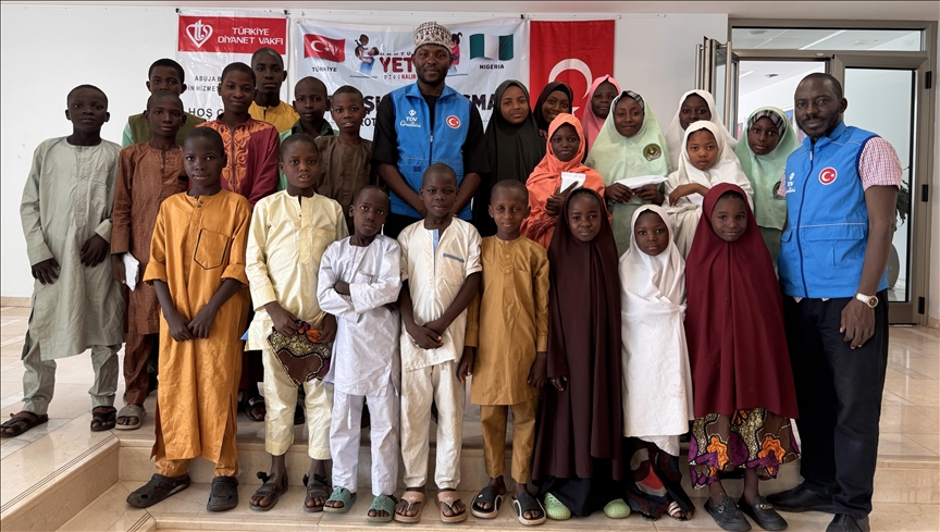 وقف الديانة التركي يقدم مساعدات مالية لأيتام في نيجيريا