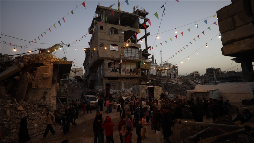 في غزة المدمرة.. طبول السحور تعزف بهجة رمضانية بين خيام النزوح (تقرير)