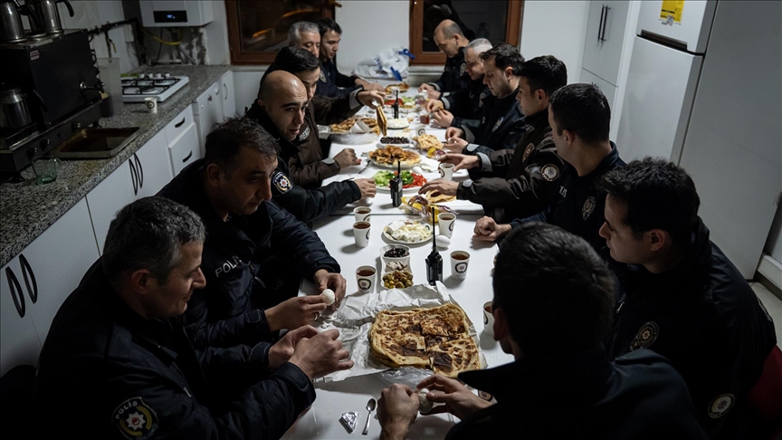 Ankara'da polisler ilk sahurunu mesai başında yaptı