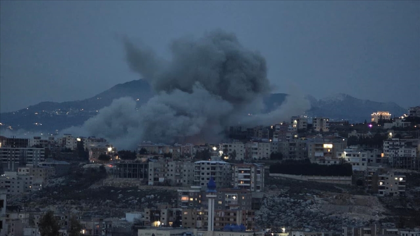 جنوبي لبنان.. إسرائيل تغير على بلدة وتنفذ تفجيرا في أخرى
