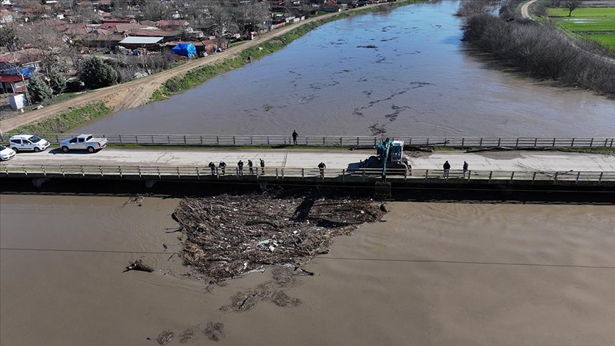 Edirne'de suyun sürüklediği ağaç gövdeleri ve çöplerle tıkanan köprü gözleri temizleniyor