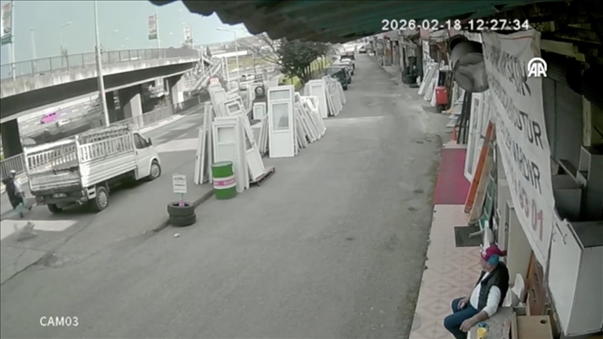 Trabzon'da sahipsiz köpeğin kovaladığı üniversite öğrencisine otobüs çarptı