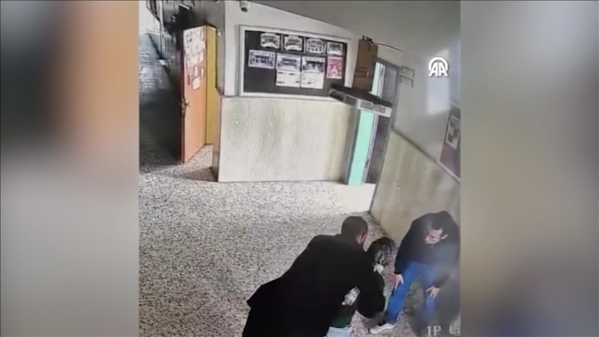 Şanlıurfa'da boğazına kalem kapağı kaçan öğrenciyi okul müdürü Heimlich manevrasıyla kurtardı