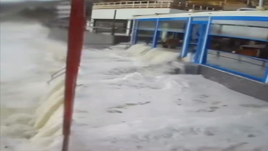 Alanya'da dev dalgaların restorana verdiği hasar kamerada
