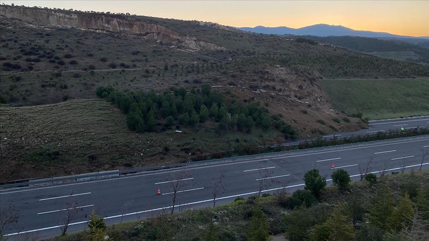 Toprak kayması nedeniyle ulaşıma kapatılan İstanbul-İzmir Otoyolu yeniden açıldı