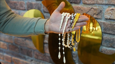 Merakla başladığı tespih yapımını atölyesinde sürdürüyor