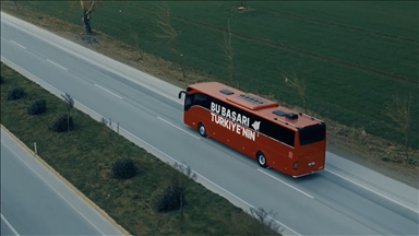 Bakan Kurum, "Bu Başarı Türkiye'nin" filminde yer alan ünlülere teşekkür etti