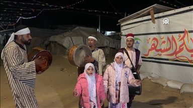 Gazzeliler, çadırlar arasında da olsa ramazan davulu geleneğini devam ettiriyor