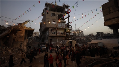 في غزة المدمرة.. طبول السحور تعزف بهجة رمضانية بين خيام النزوح