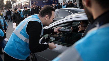 AK Parti Gençlik Kolları "İftara 5 Kala" programı kapsamında vatandaşlara iftarlık dağıttı