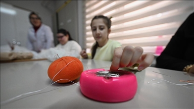 Mesai saatlerinin dışında kursta buluştuğu "özel" öğrencilerini hayata hazırlıyor