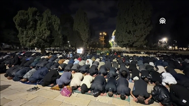 İsrail'in kısıtlamalarına rağmen Mescid-i Aksa'da 60 bin kişi teravih namazını eda etti