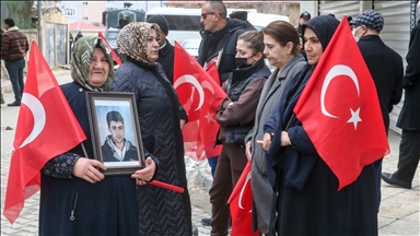 Malbatên Wanî "nobeta ewladan" a li pêşiya avahiya DEM Partiyê domand