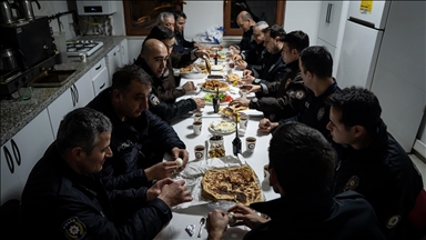 Ankara'da polisler ilk sahurunu mesai başında yaptı