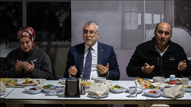 Çalışma ve Sosyal Güvenlik Bakanı Işıkhan, ilk iftarını fabrika işçileriyle yaptı