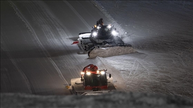 Pistler gece boyu süren çalışmalarla kayakseverler için hazırlanıyor 