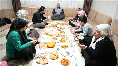 Akşam ezanının en erken okunduğu yerlerden Şemdinli'de ilk iftar yapıldı