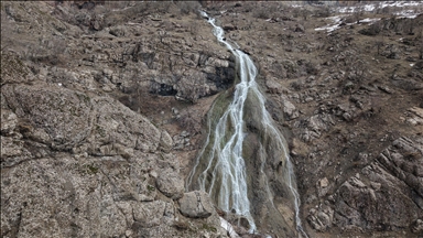 Li Hekariyê bi vehelîna berfê ra Şelaleya Kircayê cardin herikî