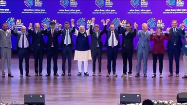 Čelnici OpenAI-ja i Anthropica izbjegli rukovanje na AI samitu u Indiji