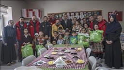 Li Erziromê, ekîbên off-roadê ji bo gihandina diyariyan ji xwendekaran ra, ji çiyayên bi berf derbas bûn