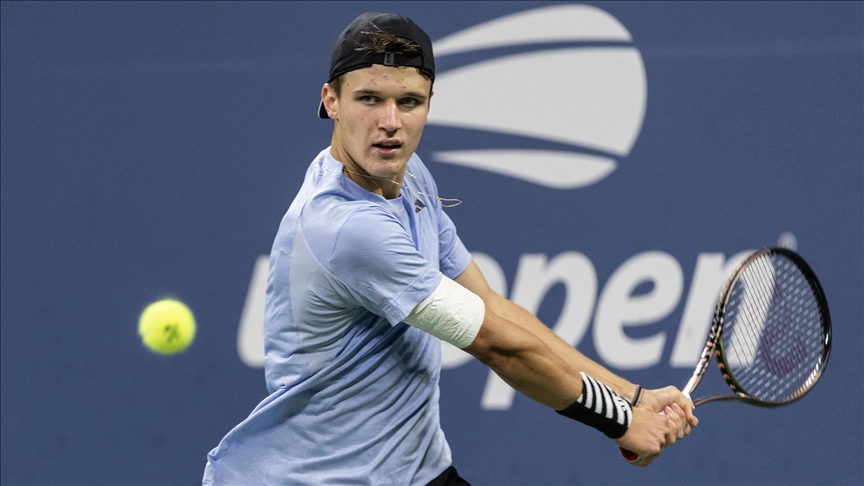 تنس.. التشيكي مينسيك يطيح بالإيطالي سينر من بطولة قطر المفتوحة