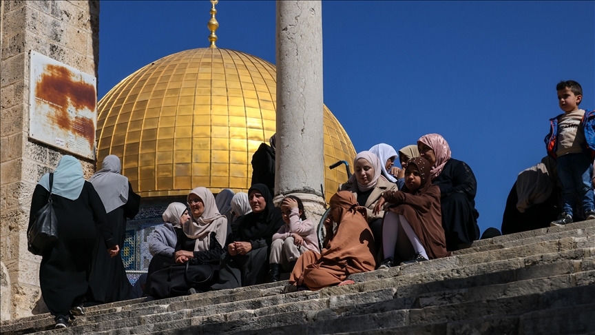 Les Palestiniens affluent à la Mosquée al-Aqsa malgré les restrictions israéliennes pour le premier vendredi du ramadan