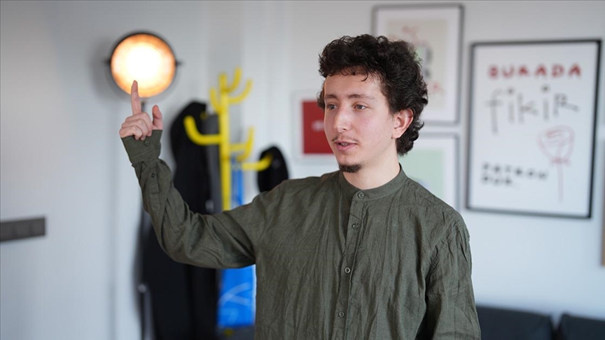 Hafız Furkan Kılıç'ın Kur'an yazma yolculuğu sosyal medyada ilgi görüyor