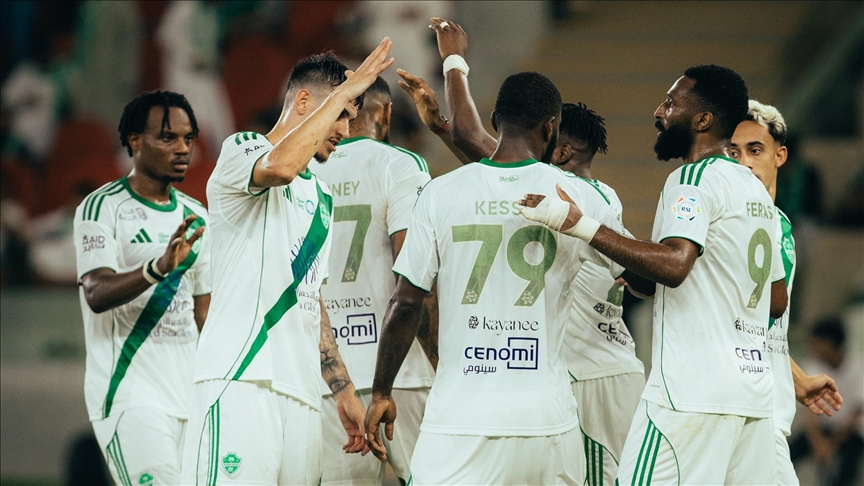 قدم.. الأهلي يتقاسم صدارة الدوري السعودي مع الهلال مؤقتا 