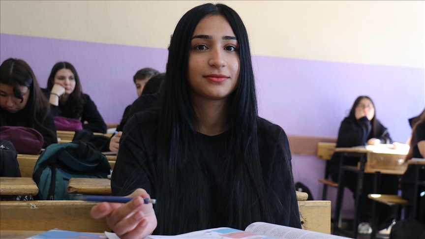 Isparta'da Heimlich manevrasıyla kurtarılan öğrenci Sultan Çetin yaşadıklarını anlattı